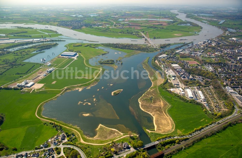 Luftbild Wesel - Uferbereiche mit durch Hochwasser- Pegel überfluteten Flußbett der Lippe in Wesel im Bundesland Nordrhein-Westfalen