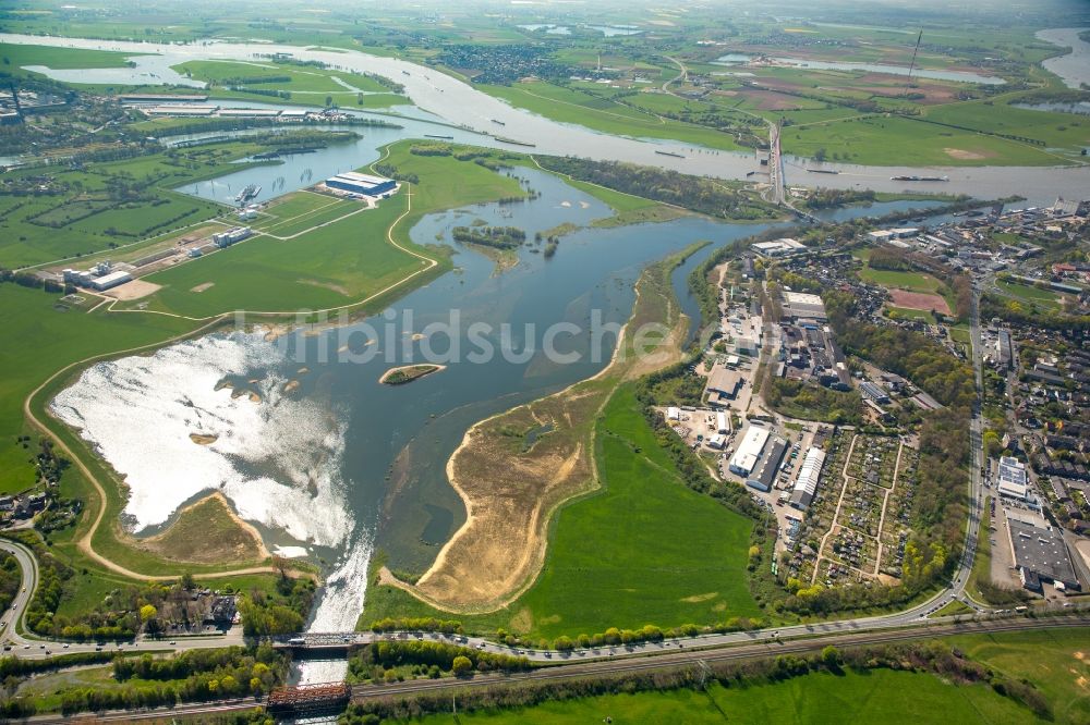 Luftaufnahme Wesel - Uferbereiche mit durch Hochwasser- Pegel überfluteten Flußbett der Lippe in Wesel im Bundesland Nordrhein-Westfalen