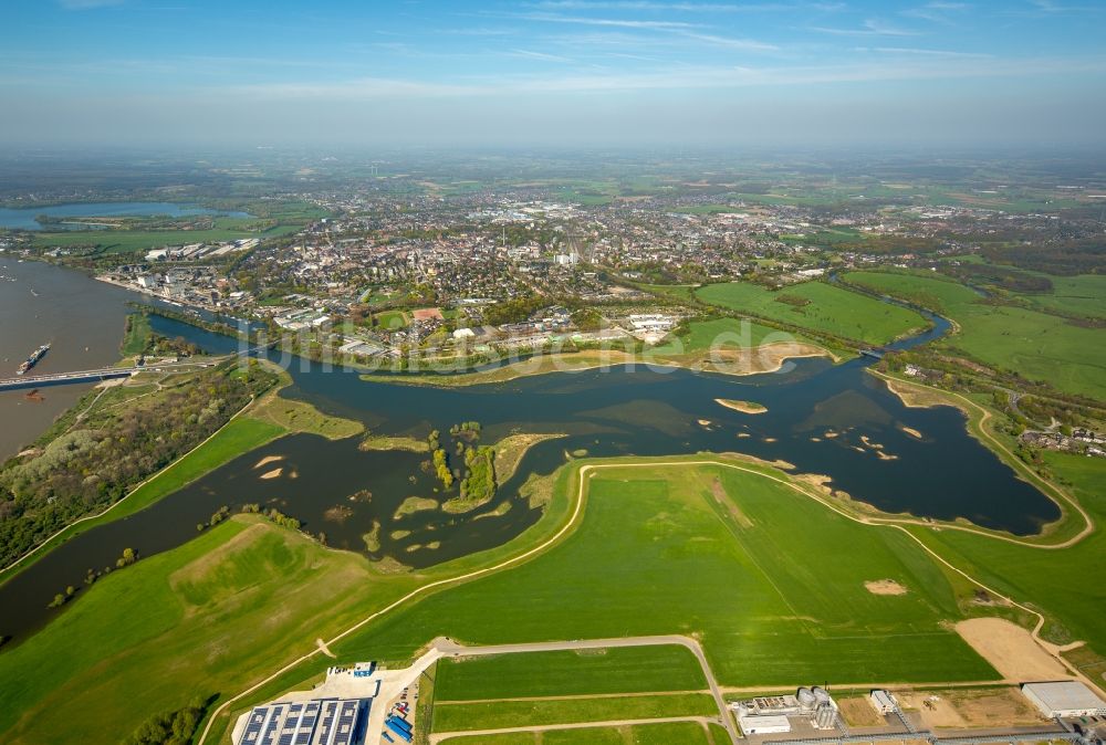 Wesel von oben - Uferbereiche mit durch Hochwasser- Pegel überfluteten Flußbett der Lippe in Wesel im Bundesland Nordrhein-Westfalen