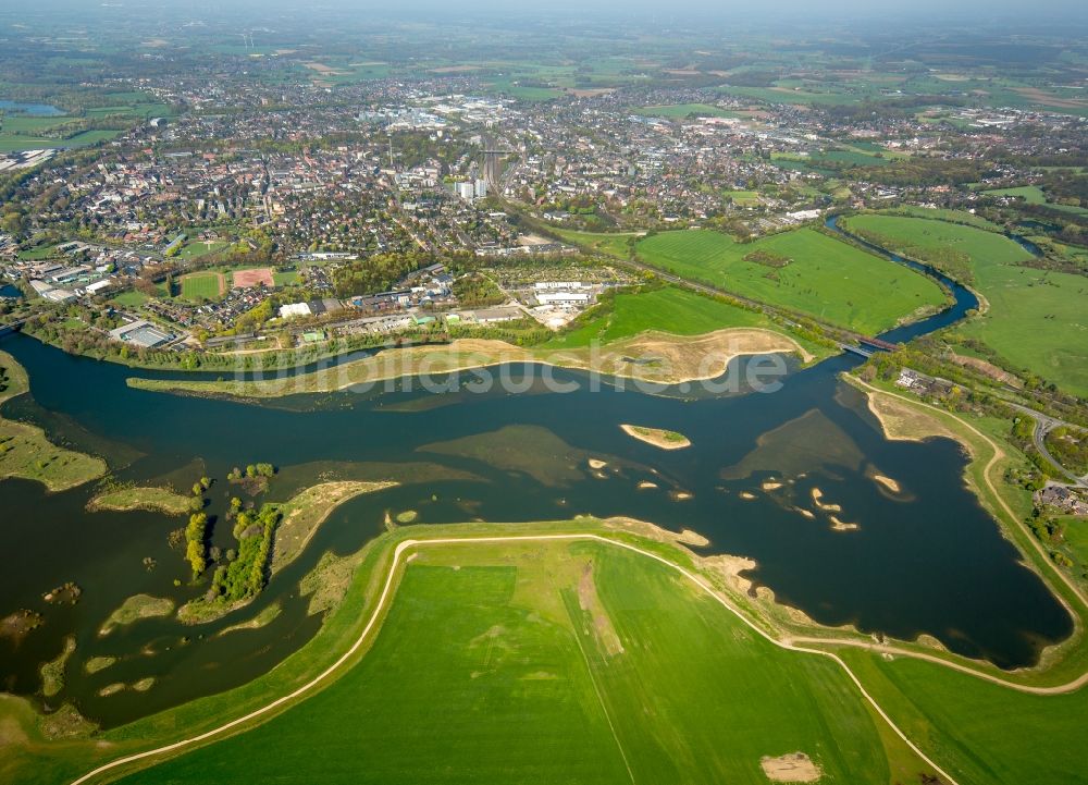 Wesel aus der Vogelperspektive: Uferbereiche mit durch Hochwasser- Pegel überfluteten Flußbett der Lippe in Wesel im Bundesland Nordrhein-Westfalen