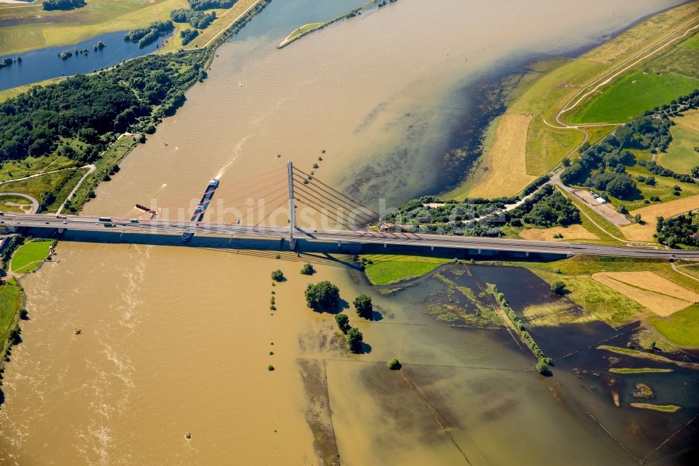 Wesel aus der Vogelperspektive: Uferbereiche mit durch Hochwasser- Pegel überfluteten Flußbett der Lippe in Wesel im Bundesland Nordrhein-Westfalen