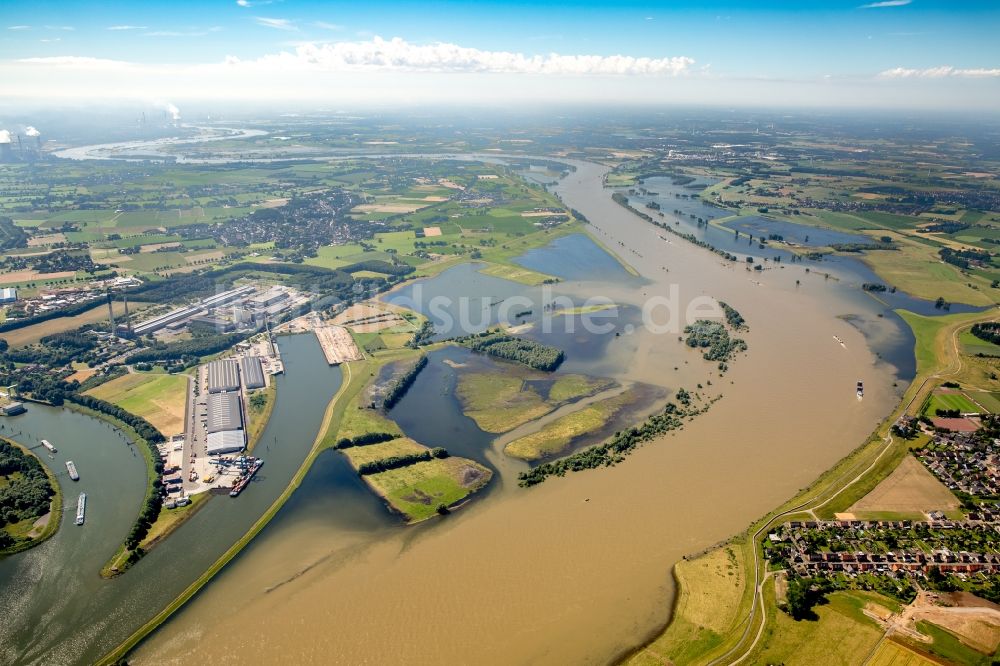 Wesel aus der Vogelperspektive: Uferbereiche mit durch Hochwasser- Pegel überfluteten Flußbett der Lippe in Wesel im Bundesland Nordrhein-Westfalen