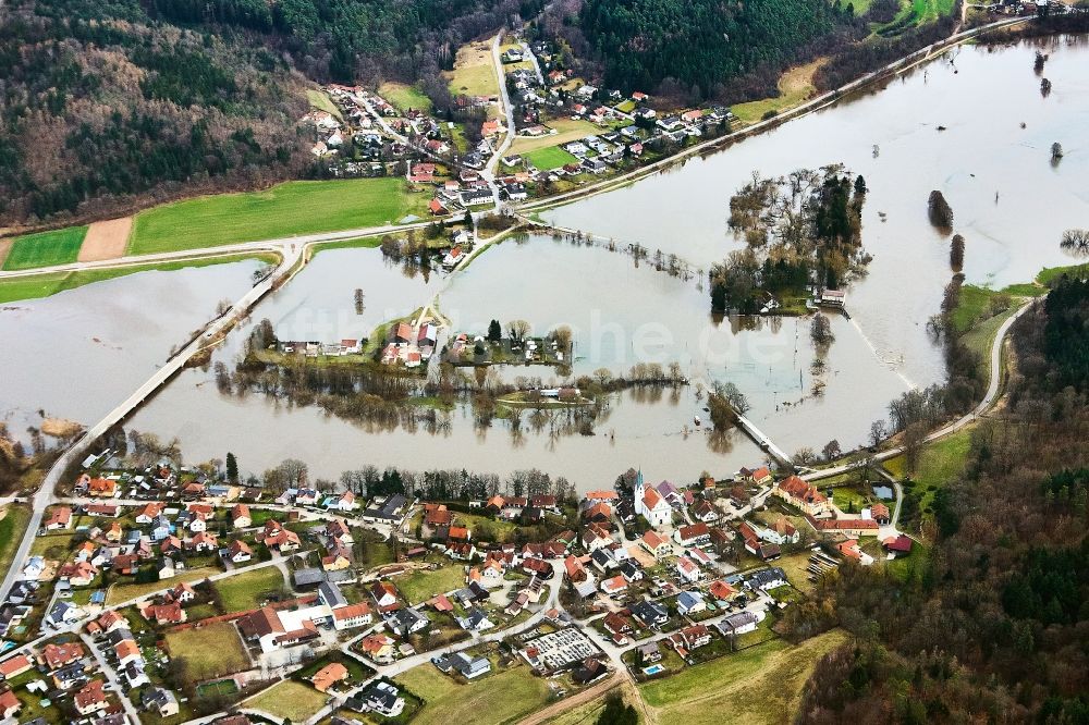 Luftbild Regenstauf - Uferbereiche mit durch Hochwasser- Pegel überfluteten Flußbett des Regen im Ortsteil Kleinramspau in Regenstauf im Bundesland Bayern, Deutschland