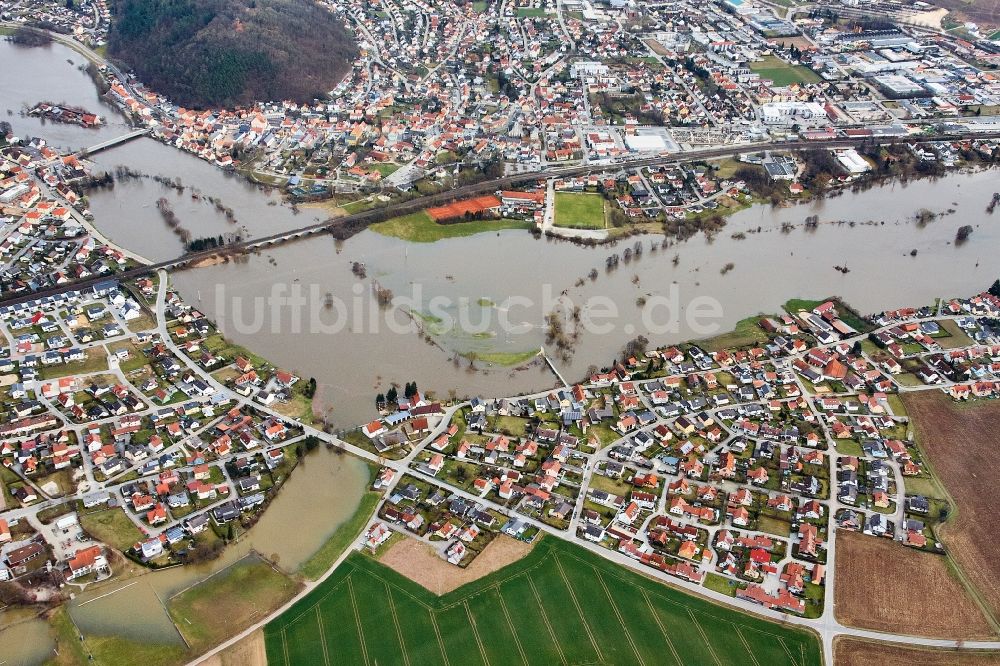 Regenstauf von oben - Uferbereiche mit durch Hochwasser- Pegel überfluteten Flußbett des Regen in Regenstauf im Bundesland Bayern, Deutschland