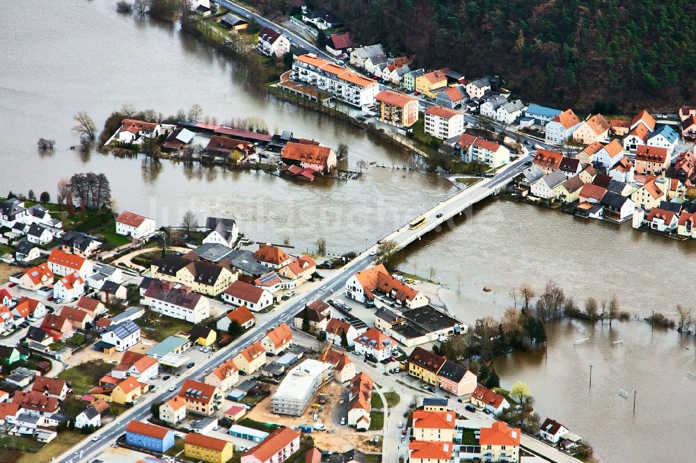 Regenstauf aus der Vogelperspektive: Uferbereiche mit durch Hochwasser- Pegel überfluteten Flußbett des Regen in Regenstauf im Bundesland Bayern, Deutschland