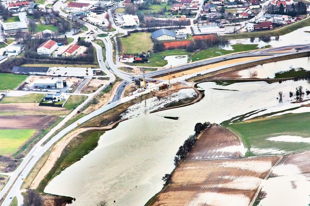 Luftbild Roding - Uferbereiche mit durch Hochwasser- Pegel überfluteten Flußbett des Regen in Roding im Bundesland Bayern, Deutschland