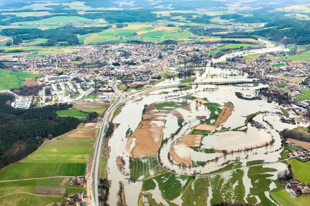 Luftaufnahme Roding - Uferbereiche mit durch Hochwasser- Pegel überfluteten Flußbett des Regen in Roding im Bundesland Bayern, Deutschland