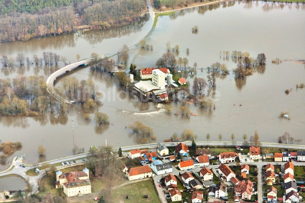 Zeitlarn von oben - Uferbereiche mit durch Hochwasser- Pegel überfluteten Flußbett des Regen in Zeitlarn im Bundesland Bayern, Deutschland