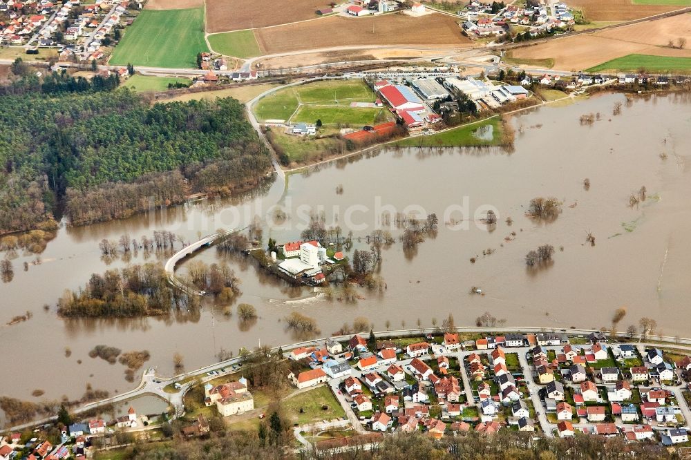 Zeitlarn aus der Vogelperspektive: Uferbereiche mit durch Hochwasser- Pegel überfluteten Flußbett des Regen in Zeitlarn im Bundesland Bayern, Deutschland