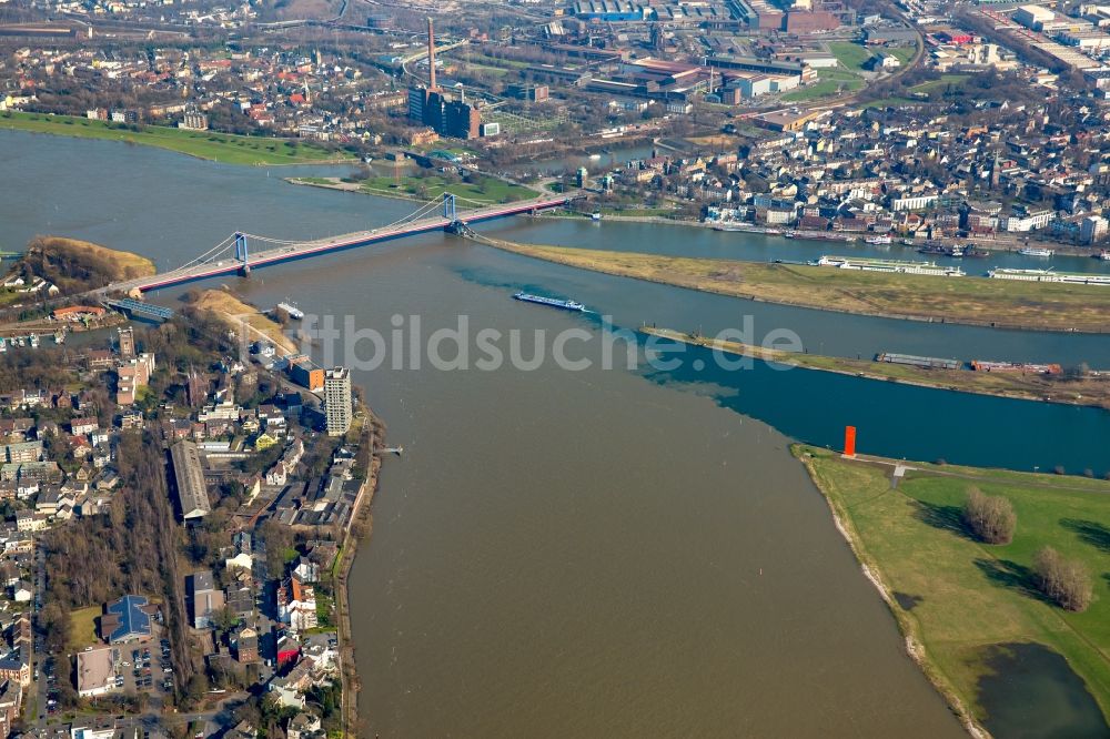 Duisburg von oben - Uferbereiche mit durch Hochwasser- Pegel überfluteten Flußbett des Rhein bei Homberg-Ruhrort-Baerl in Duisburg im Bundesland Nordrhein-Westfalen