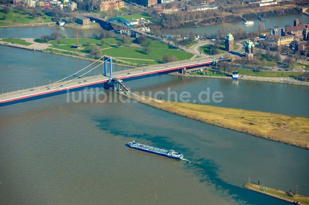 Duisburg aus der Vogelperspektive: Uferbereiche mit durch Hochwasser- Pegel überfluteten Flußbett des Rhein bei Homberg-Ruhrort-Baerl in Duisburg im Bundesland Nordrhein-Westfalen