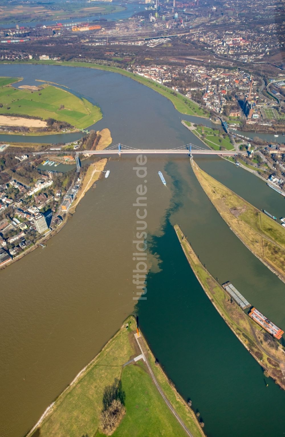 Luftbild Duisburg - Uferbereiche mit durch Hochwasser- Pegel überfluteten Flußbett des Rhein bei Homberg-Ruhrort-Baerl in Duisburg im Bundesland Nordrhein-Westfalen