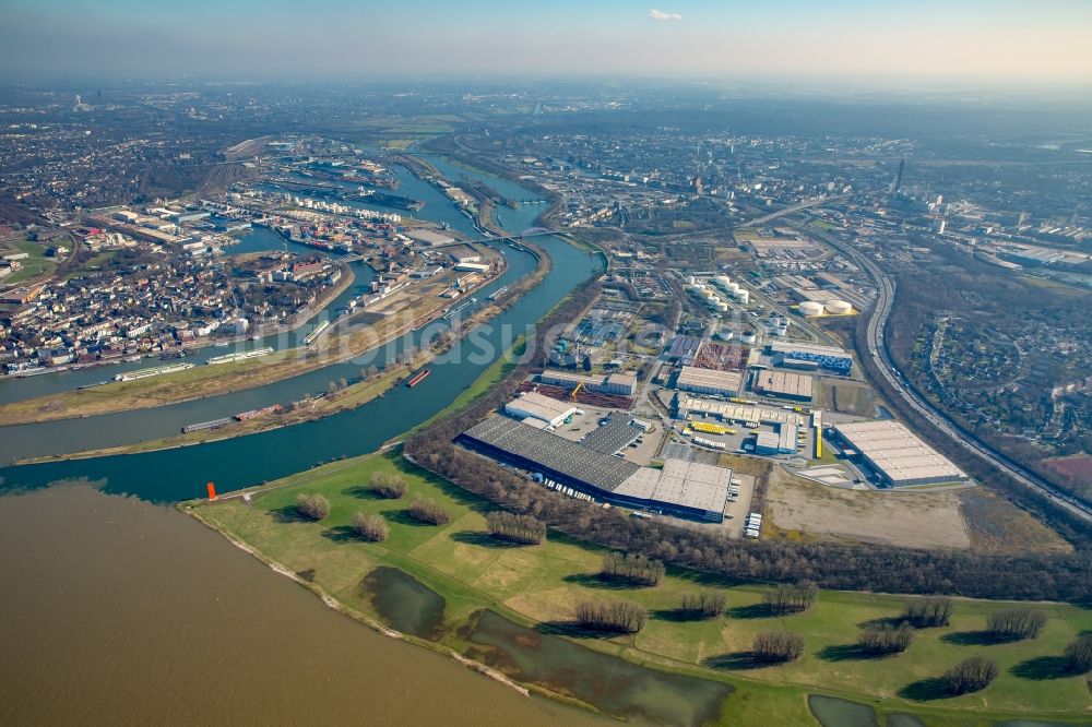 Luftaufnahme Duisburg - Uferbereiche mit durch Hochwasser- Pegel überfluteten Flußbett des Rhein bei Homberg-Ruhrort-Baerl in Duisburg im Bundesland Nordrhein-Westfalen