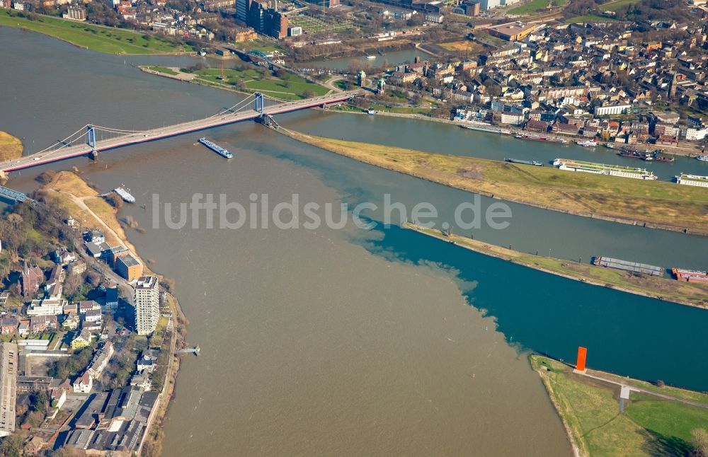 Luftaufnahme Duisburg - Uferbereiche mit durch Hochwasser- Pegel überfluteten Flußbett des Rhein bei Homberg-Ruhrort-Baerl in Duisburg im Bundesland Nordrhein-Westfalen