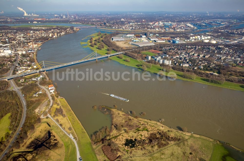 Duisburg von oben - Uferbereiche mit durch Hochwasser- Pegel überfluteten Flußbett des Rhein bei Homberg-Ruhrort-Baerl in Duisburg im Bundesland Nordrhein-Westfalen