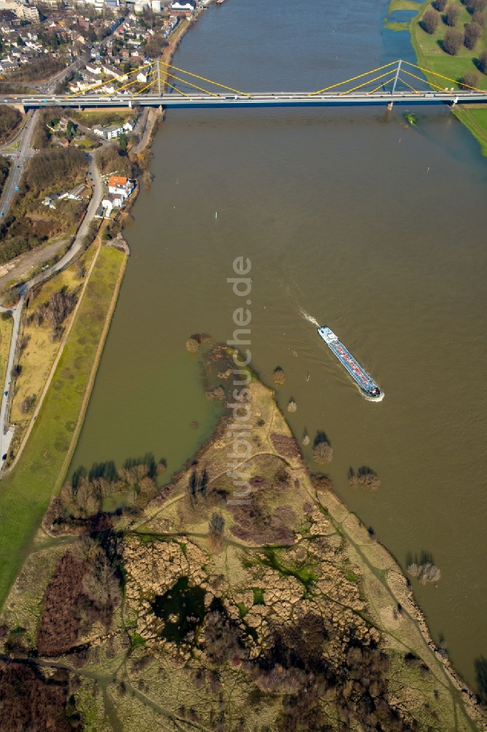 Duisburg aus der Vogelperspektive: Uferbereiche mit durch Hochwasser- Pegel überfluteten Flußbett des Rhein bei Homberg-Ruhrort-Baerl in Duisburg im Bundesland Nordrhein-Westfalen