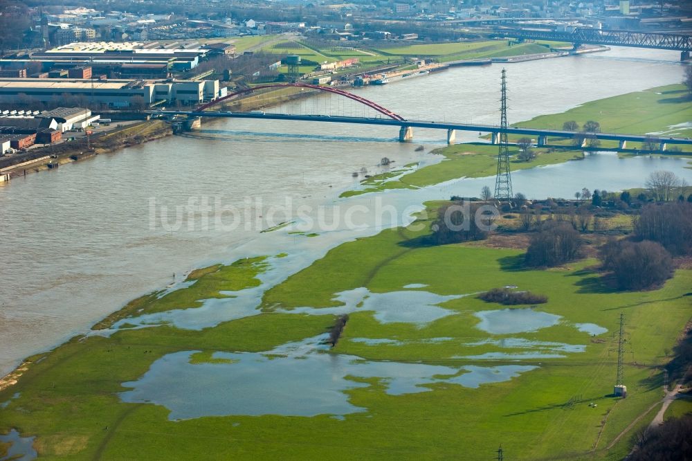 Luftbild Duisburg - Uferbereiche mit durch Hochwasser- Pegel überfluteten Flußbett des Rhein bei Homberg-Ruhrort-Baerl in Duisburg im Bundesland Nordrhein-Westfalen