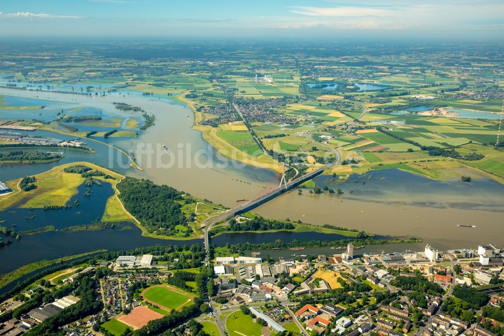 Luftaufnahme Wesel - Uferbereiche mit durch Hochwasser- Pegel überfluteten Flußbett des Rhein bei Wesel im Bundesland Nordrhein-Westfalen