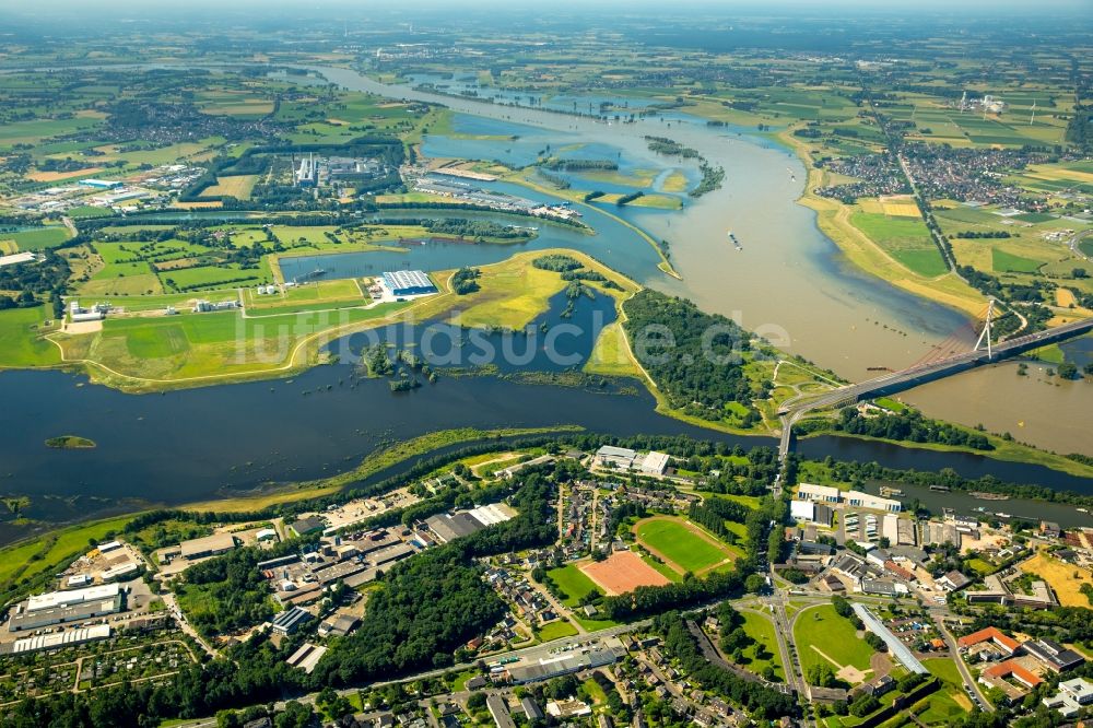 Wesel von oben - Uferbereiche mit durch Hochwasser- Pegel überfluteten Flußbett des Rhein bei Wesel im Bundesland Nordrhein-Westfalen