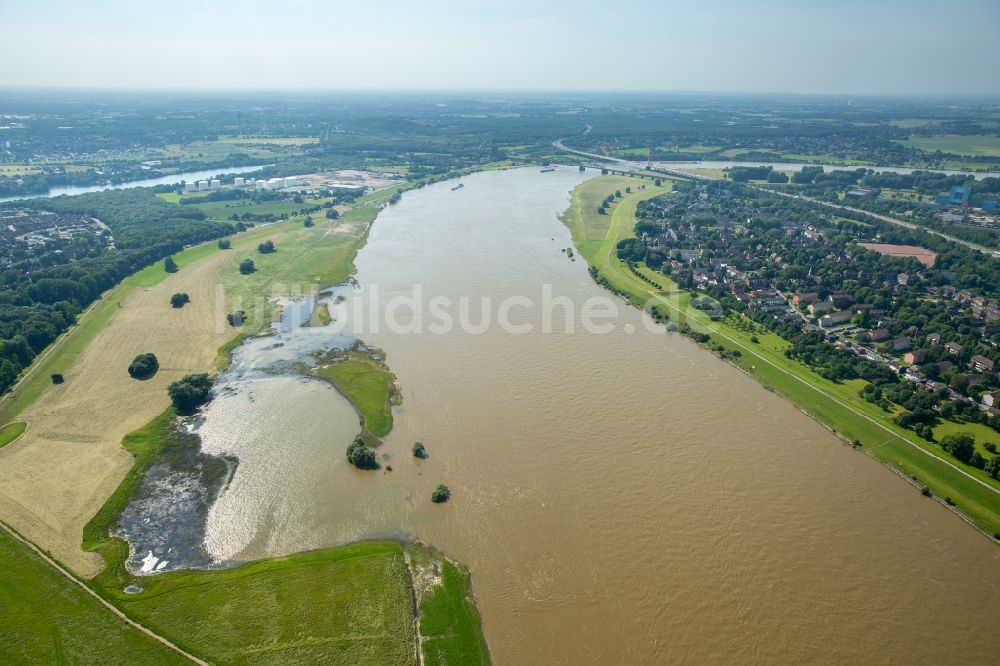 Luftaufnahme Duisburg - Uferbereiche mit durch Hochwasser- Pegel überfluteten Flußbett an der Rhein- Brücke L410 in Duisburg im Bundesland Nordrhein-Westfalen