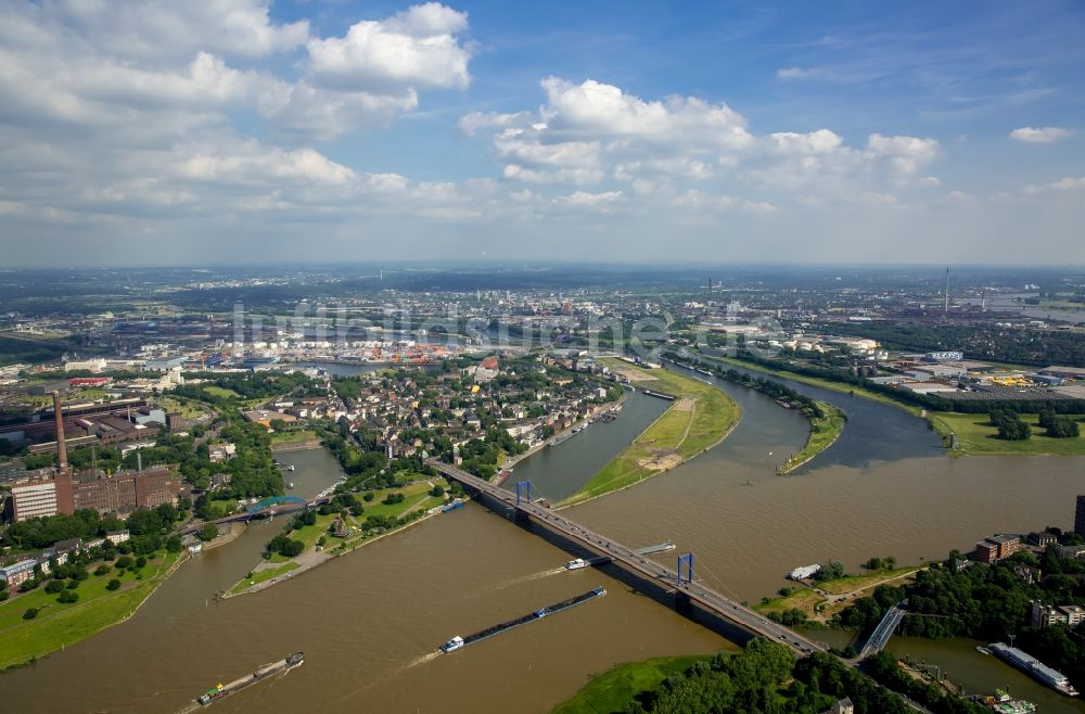 Duisburg von oben - Uferbereiche mit durch Hochwasser- Pegel überfluteten Flußbett an der Rhein- Brücke L410 in Duisburg im Bundesland Nordrhein-Westfalen