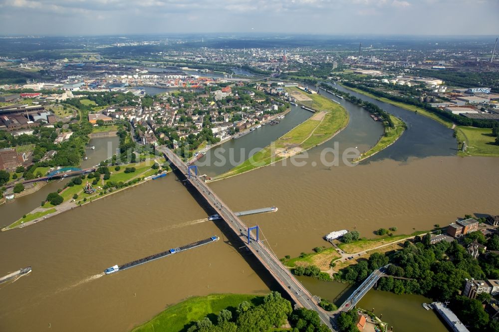 Duisburg aus der Vogelperspektive: Uferbereiche mit durch Hochwasser- Pegel überfluteten Flußbett an der Rhein- Brücke L410 in Duisburg im Bundesland Nordrhein-Westfalen