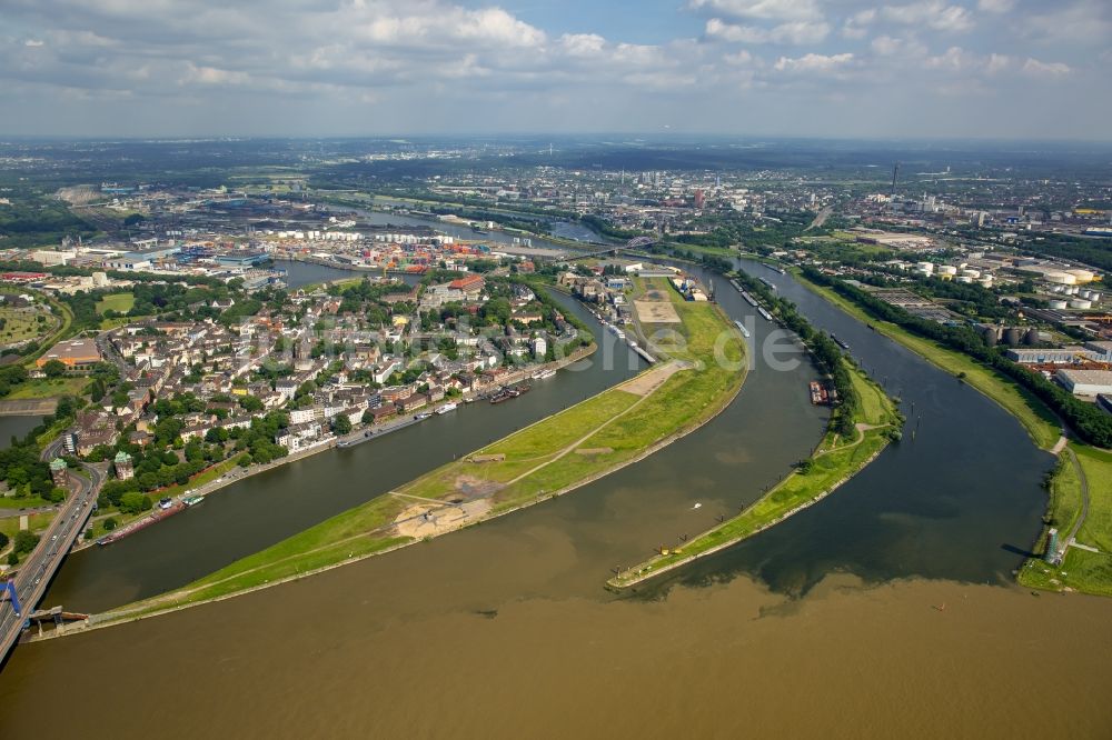 Luftbild Duisburg - Uferbereiche mit durch Hochwasser- Pegel überfluteten Flußbett an der Rhein- Brücke L410 in Duisburg im Bundesland Nordrhein-Westfalen