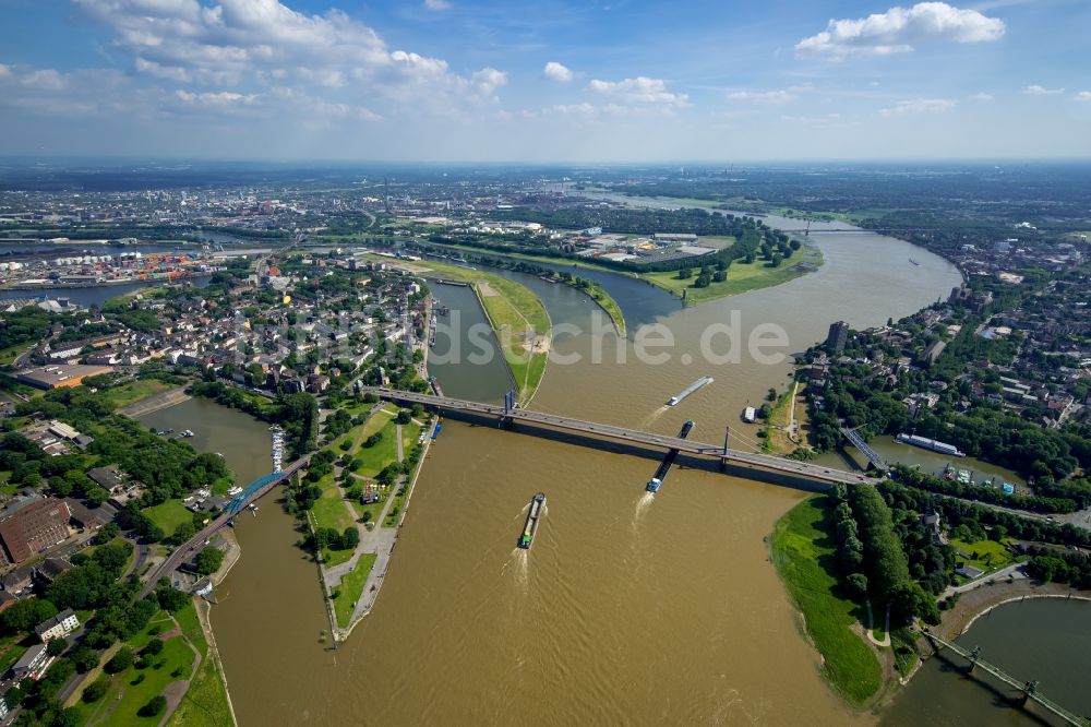 Luftaufnahme Duisburg - Uferbereiche mit durch Hochwasser- Pegel überfluteten Flußbett an der Rhein- Brücke L410 in Duisburg im Bundesland Nordrhein-Westfalen