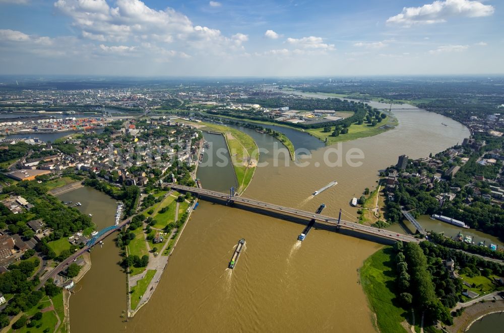 Duisburg von oben - Uferbereiche mit durch Hochwasser- Pegel überfluteten Flußbett an der Rhein- Brücke L410 in Duisburg im Bundesland Nordrhein-Westfalen