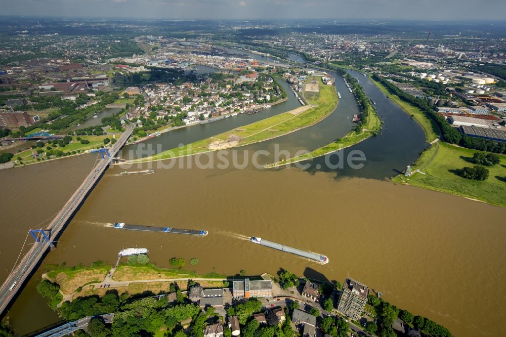 Duisburg aus der Vogelperspektive: Uferbereiche mit durch Hochwasser- Pegel überfluteten Flußbett an der Rhein- Brücke L410 in Duisburg im Bundesland Nordrhein-Westfalen