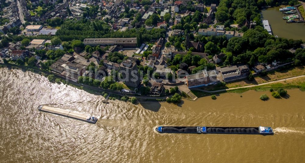 Luftbild Duisburg - Uferbereiche mit durch Hochwasser- Pegel überfluteten Flußbett an der Rhein- Brücke L410 in Duisburg im Bundesland Nordrhein-Westfalen