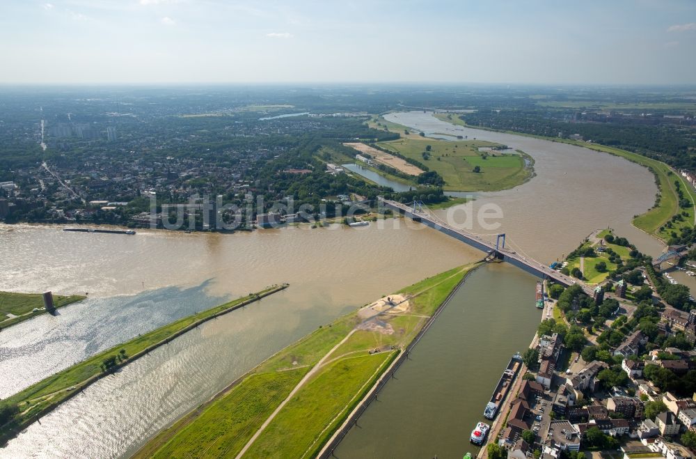 Luftaufnahme Duisburg - Uferbereiche mit durch Hochwasser- Pegel überfluteten Flußbett an der Rhein- Brücke L410 in Duisburg im Bundesland Nordrhein-Westfalen