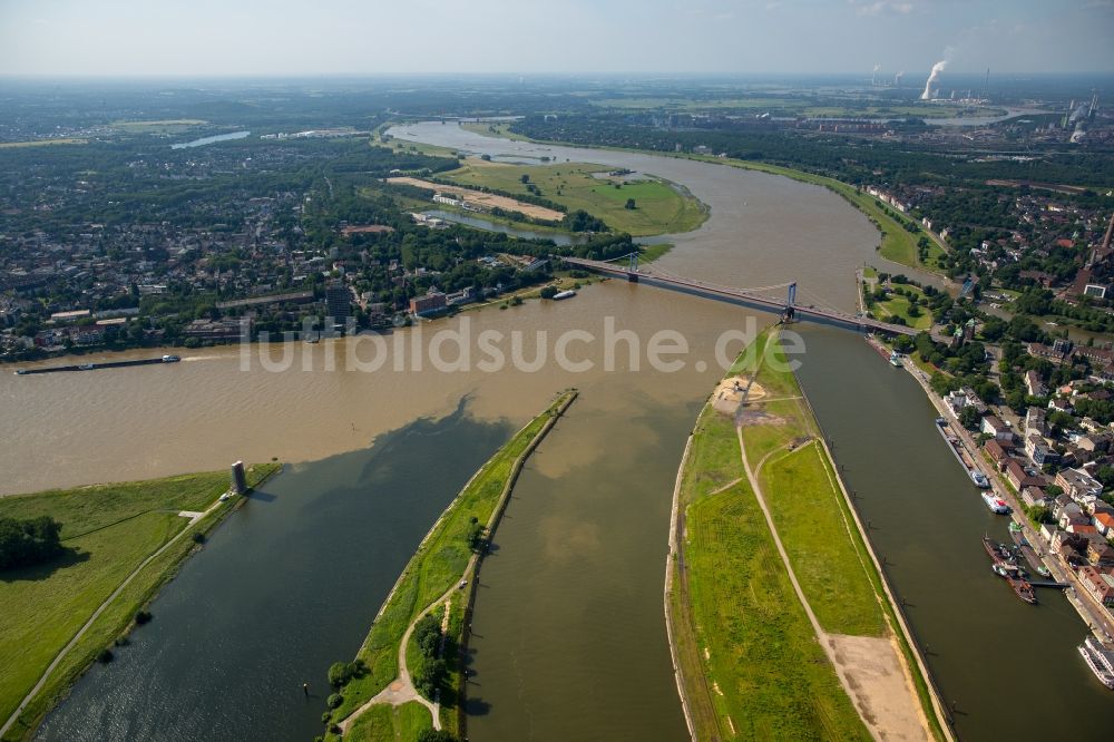 Duisburg von oben - Uferbereiche mit durch Hochwasser- Pegel überfluteten Flußbett an der Rhein- Brücke L410 in Duisburg im Bundesland Nordrhein-Westfalen