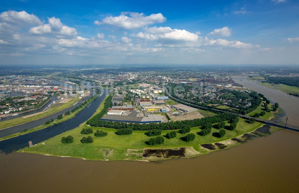 Duisburg aus der Vogelperspektive: Uferbereiche mit durch Hochwasser- Pegel überfluteten Flußbett an der Rhein- Brücke L410 in Duisburg im Bundesland Nordrhein-Westfalen