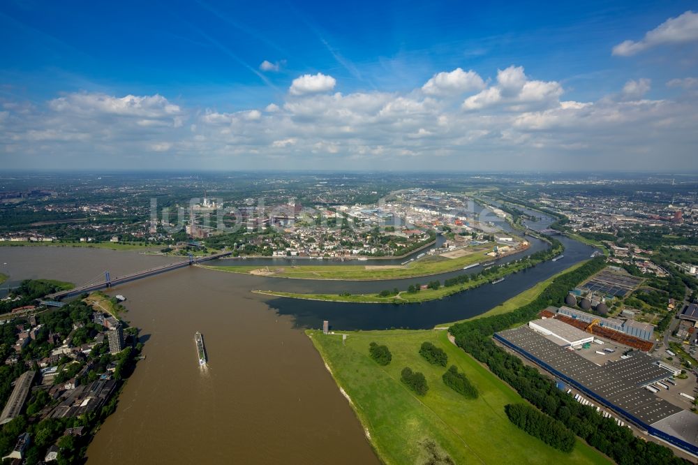 Duisburg von oben - Uferbereiche mit durch Hochwasser- Pegel überfluteten Flußbett an der Rhein- Brücke L410 in Duisburg im Bundesland Nordrhein-Westfalen