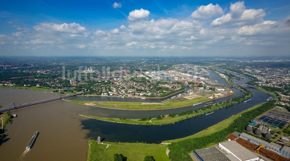 Duisburg aus der Vogelperspektive: Uferbereiche mit durch Hochwasser- Pegel überfluteten Flußbett an der Rhein- Brücke L410 in Duisburg im Bundesland Nordrhein-Westfalen