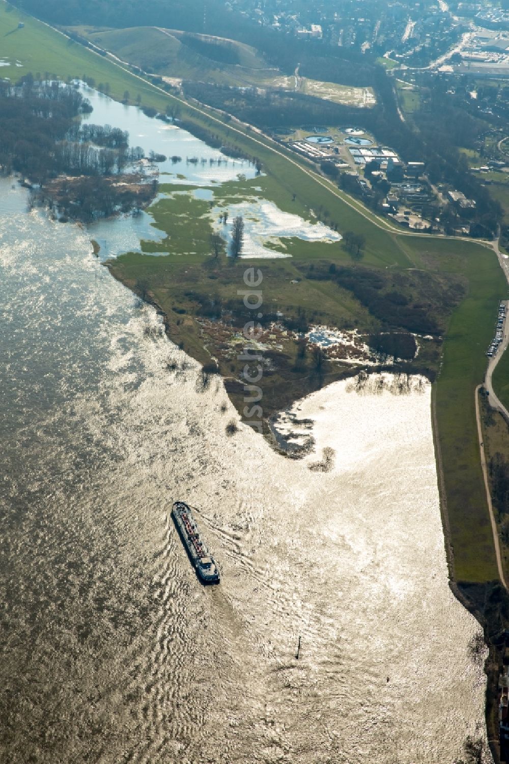 Luftaufnahme Duisburg - Uferbereiche mit durch Hochwasser- Pegel überfluteten Flußbett des Rhein in Duisburg im Bundesland Nordrhein-Westfalen