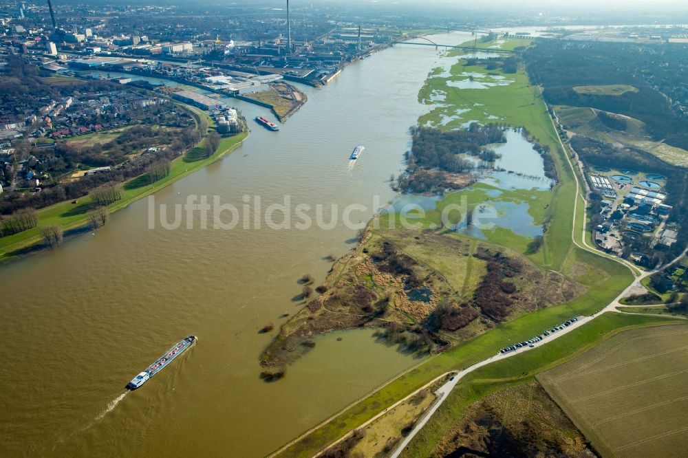 Duisburg von oben - Uferbereiche mit durch Hochwasser- Pegel überfluteten Flußbett des Rhein in Duisburg im Bundesland Nordrhein-Westfalen