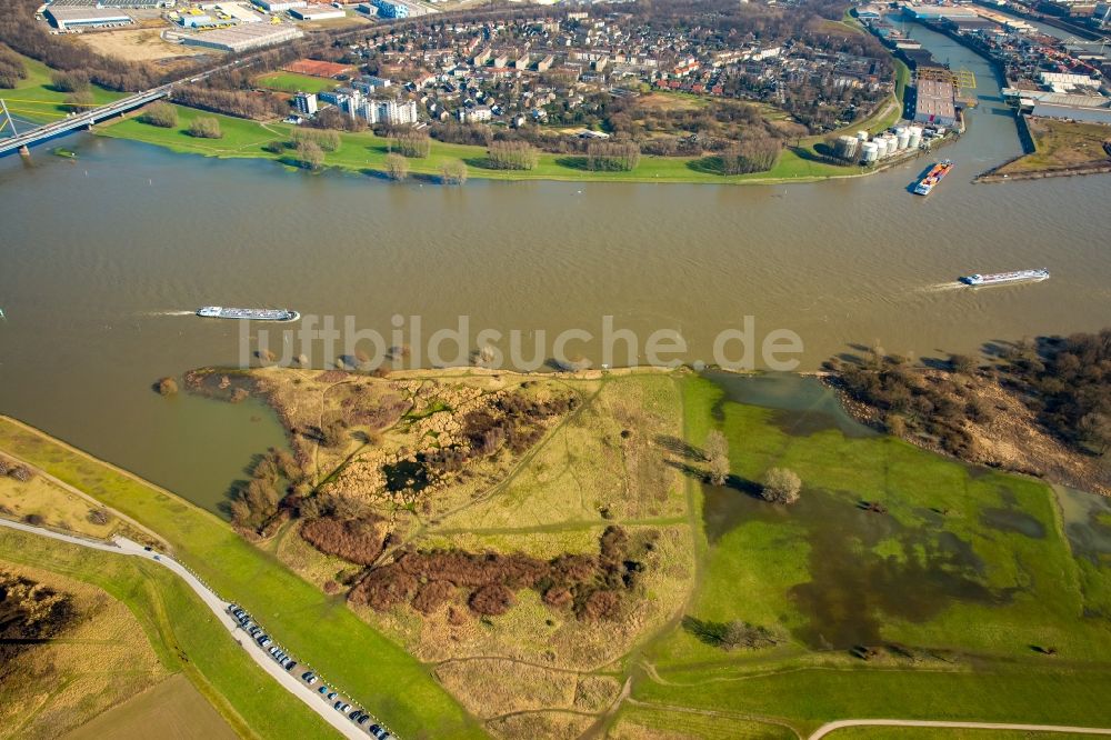 Duisburg aus der Vogelperspektive: Uferbereiche mit durch Hochwasser- Pegel überfluteten Flußbett des Rhein in Duisburg im Bundesland Nordrhein-Westfalen