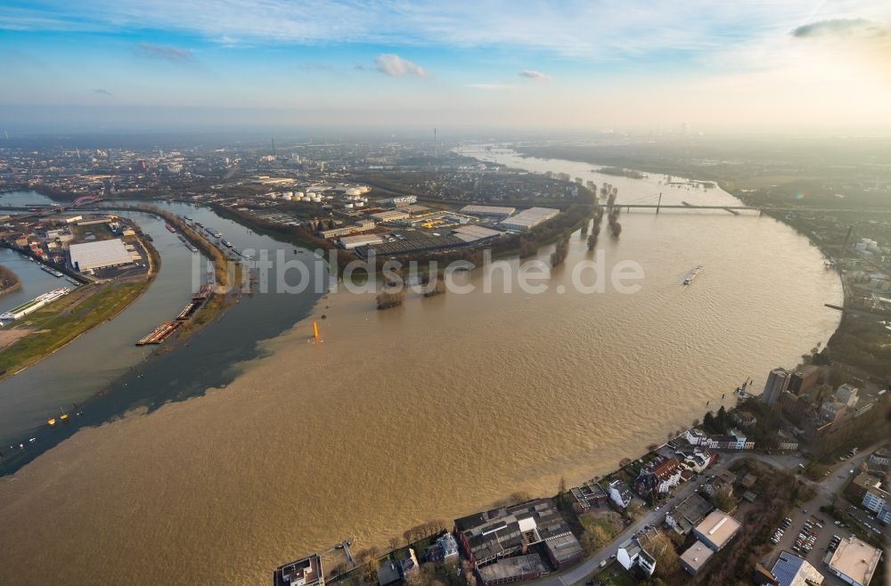 Luftbild Duisburg - Uferbereiche mit durch Hochwasser- Pegel überfluteten Flußbett des Rhein in Duisburg im Bundesland Nordrhein-Westfalen, Deutschland