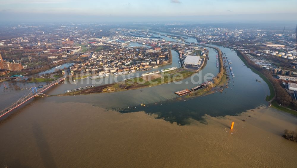 Luftaufnahme Duisburg - Uferbereiche mit durch Hochwasser- Pegel überfluteten Flußbett des Rhein in Duisburg im Bundesland Nordrhein-Westfalen, Deutschland