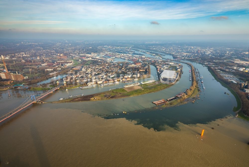 Duisburg von oben - Uferbereiche mit durch Hochwasser- Pegel überfluteten Flußbett des Rhein in Duisburg im Bundesland Nordrhein-Westfalen, Deutschland