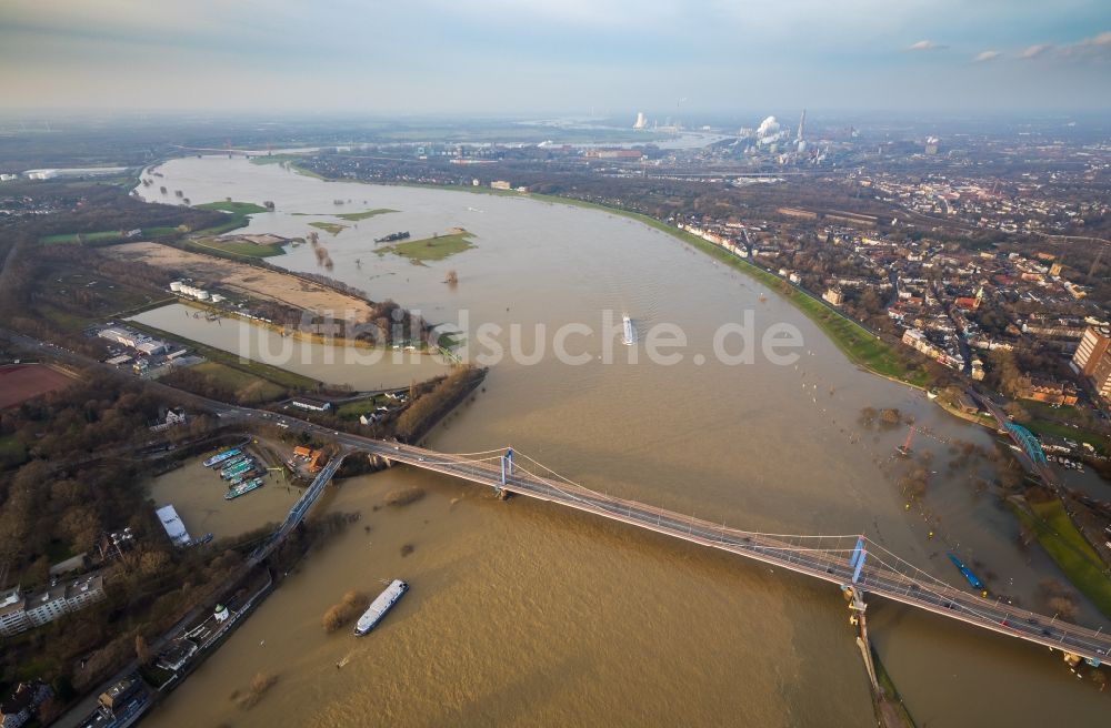 Duisburg aus der Vogelperspektive: Uferbereiche mit durch Hochwasser- Pegel überfluteten Flußbett des Rhein in Duisburg im Bundesland Nordrhein-Westfalen, Deutschland