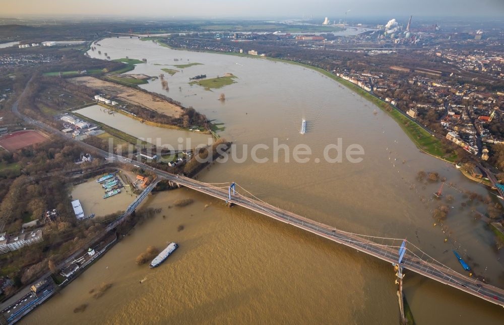 Luftbild Duisburg - Uferbereiche mit durch Hochwasser- Pegel überfluteten Flußbett des Rhein in Duisburg im Bundesland Nordrhein-Westfalen, Deutschland