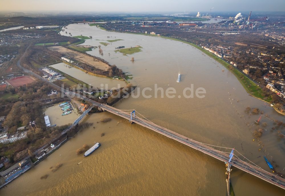 Luftaufnahme Duisburg - Uferbereiche mit durch Hochwasser- Pegel überfluteten Flußbett des Rhein in Duisburg im Bundesland Nordrhein-Westfalen, Deutschland