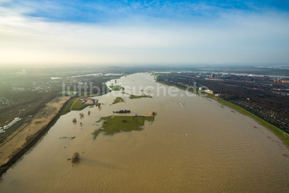 Duisburg von oben - Uferbereiche mit durch Hochwasser- Pegel überfluteten Flußbett des Rhein in Duisburg im Bundesland Nordrhein-Westfalen, Deutschland