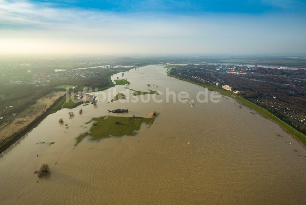 Duisburg aus der Vogelperspektive: Uferbereiche mit durch Hochwasser- Pegel überfluteten Flußbett des Rhein in Duisburg im Bundesland Nordrhein-Westfalen, Deutschland