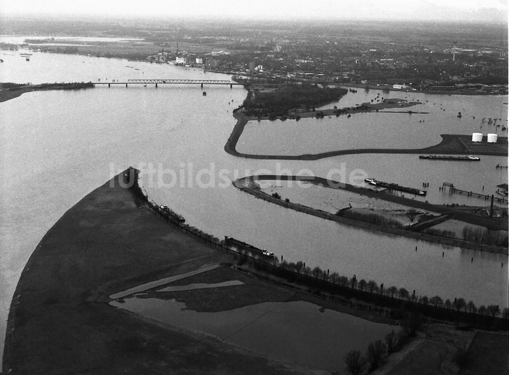 Wesel von oben - Uferbereiche mit durch Hochwasser- Pegel überfluteten Flußbett des Rhein am Eingang zum Wesel-Datteln-Kanal in Wesel im Bundesland Nordrhein-Westfalen, Deutschland