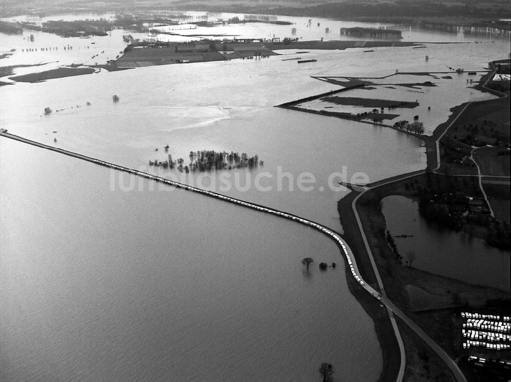 Flürener Feld aus der Vogelperspektive: Uferbereiche mit durch Hochwasser- Pegel überfluteten Flußbett des Rhein in Flürener Feld im Bundesland Nordrhein-Westfalen, Deutschland