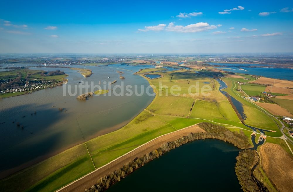 Luftbild Rees - Uferbereiche mit durch Hochwasser- Pegel überfluteten Flußbett des Rhein und der gefluteten Rhein Wiesen in Rees im Bundesland Nordrhein-Westfalen